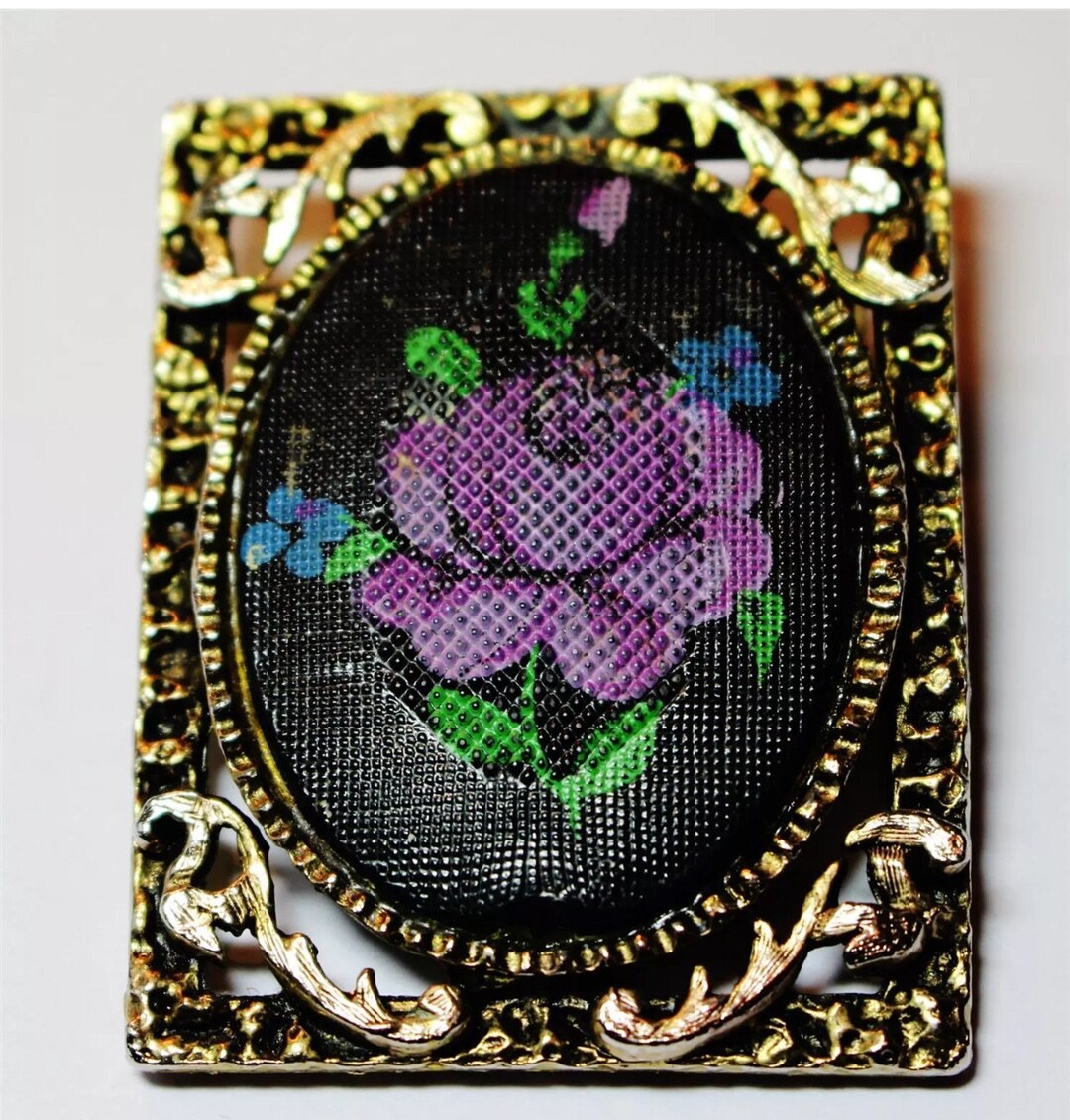 Broche Fantaisie Ancienne En Alliage Doré Avec Oxydes Violets Et Blancs - Poids 14g, Référence W971 - Occasion