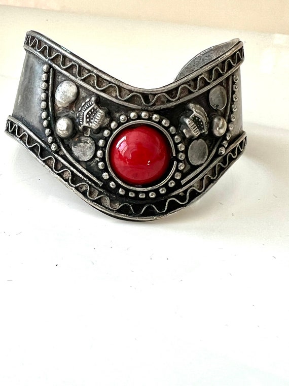 70s Gothic Western Cuff, Ornate Metal & Carnelian Art Glass Red Stone Statement Bracelet, Tribal Hippie Jewelry, Boho Gypsy Cowgirl Cowboy