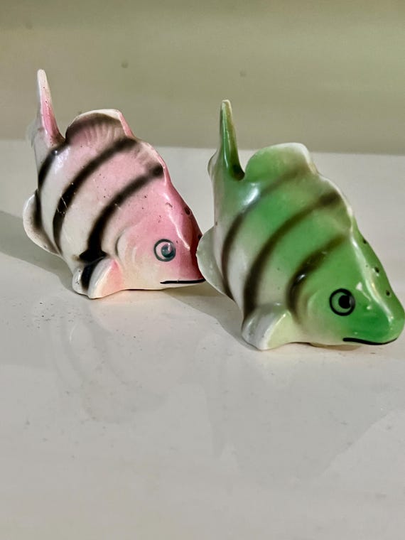 Vintage Tropical Fish Salt and Pepper Shakers,  Japan Porcelain, 1950s, Summery Preppy Pink and Green Hollywood Regency Mid Century Aquatic