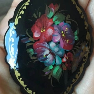 Hermoso broche floral vintage ruso pintado con laca negra y flores firmadas