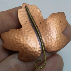 Hallmark Karten Ahornblatt Brosche aus den 1950er Jahren in Kupfer