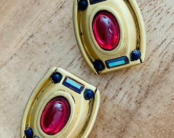 Pendientes llamativos Gypsy Glam Mogul de los años 80: vidrio vertido rojo rubí, baguettes de cristal de amatista y clips de tono dorado mate de alta gama con cuentas de colbalto