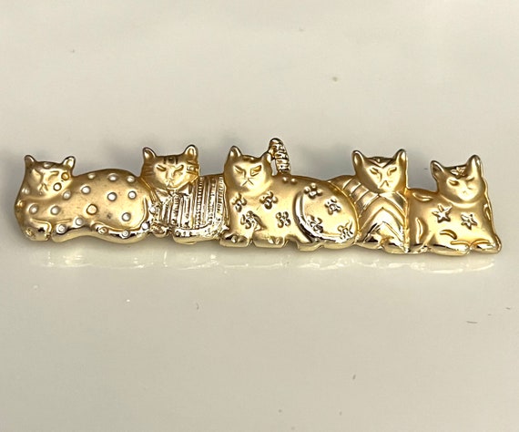 Kitsch Kitty Cat Bar Pin, Bunch of Cats  Folk Art Cats in a row, Matt gold tone and sparkle, vintage 80s, mint condition, signed JC