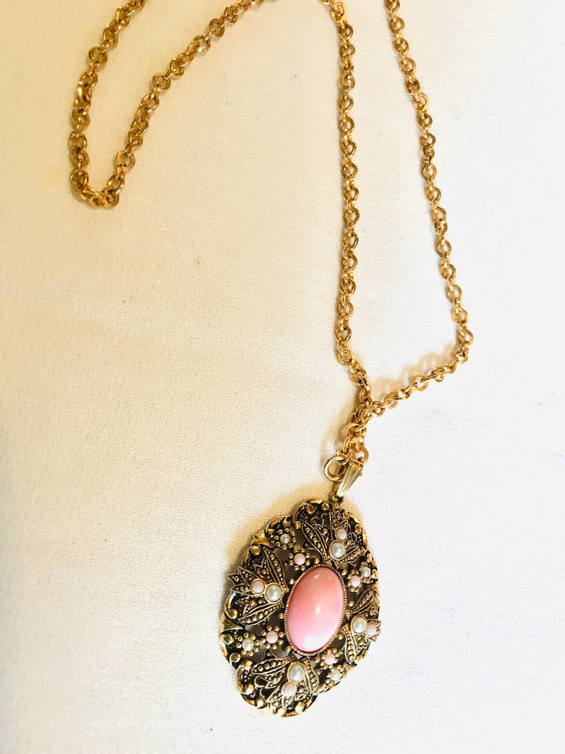 Avon Victorian Revival Pretty Pink Cabochon /& Faux Pearls Vintage Pendant Necklace