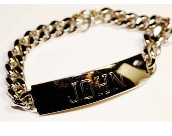 Könnte beinhalten: Ein silberfarbenes Armband mit Panzerkette und rechteckigem Namensschild. Der Name "JOHN" ist in Großbuchstaben auf dem Schild eingraviert. Das Armband besteht aus glänzendem Metall.