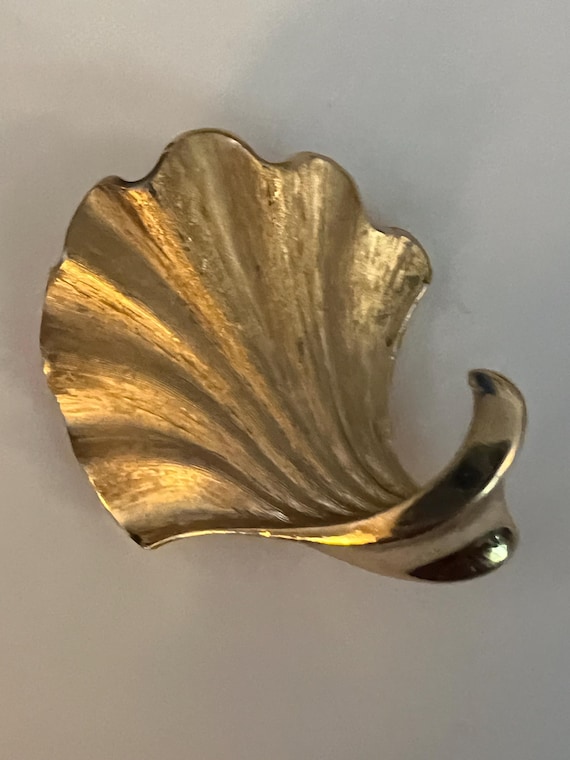 Vintage Crown Trifari Brooch: Sateen Goldtone Scallop Shell Pin