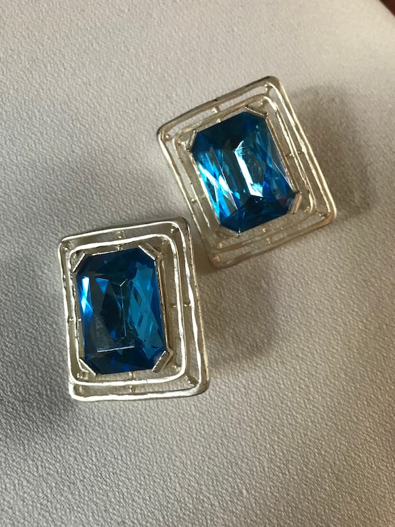 Dazzling Aqua Blue Rhinestone Earrings in Modernist Brushed Silvertone Setting, Vintage Oversized Art Deco Revival Glamour Jewelry Clip ons