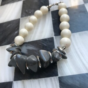Mid Century Modern Gray Off White & Silver Plastic Beaded Atomic Era Lucite Acrylic Bead Bracelet, modernist architectural look