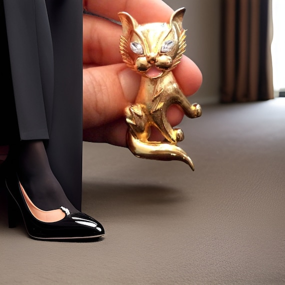 Groovy Glamour Kitty Pin Vintage Cat Brooch, Awesome 80s 90s Big Bold Bling, Golden Feline Figural Pin, Gift Cat Lover