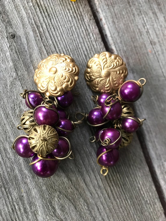 80’s Purple Cluster Bead Dangles, Matte Goldtone Floral Art Nouveau grapes on Vine Vintage Earrings