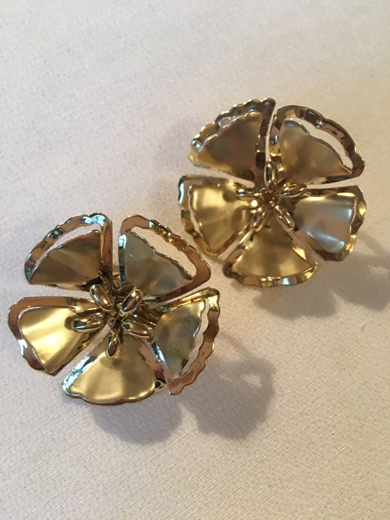 Sensational Mid Century Golden Flower Clip On Earrings in Mint Condition just like the Brooches from this Period! Rare!