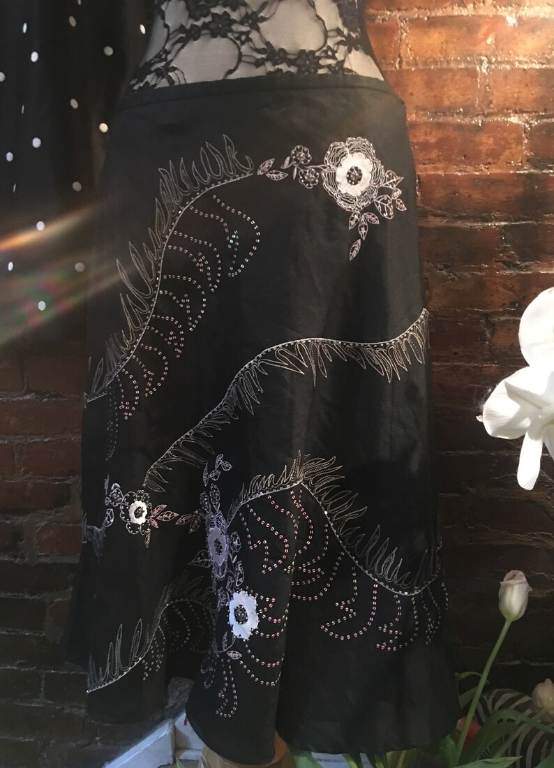 White Floral Embroidered Beaded Black Linen Frida Kahlo Style Vintage Skirt Size M