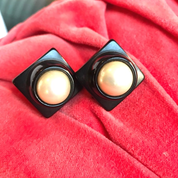 Awesome 80s Deco Modernist VINTAGE Black Lucite & Faux Pearl Square Dome Clip on Classic Wardrobe Statement EARRINGS