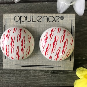 Impresionantes pendientes con botón rojo sobre blanco de estilo pop art new wave con diseño gráfico de los años 80 de Opulence, en tarjeta original