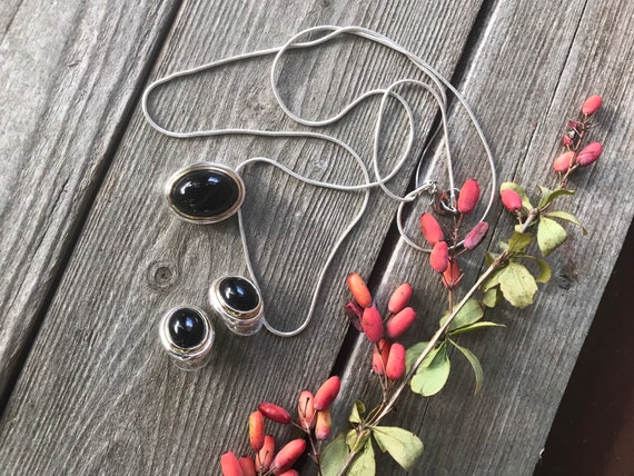 A Lovely Silvertone and Black Cabochon Modern  Southwestern Style Fashion Jewelry Necklace & Earring Set