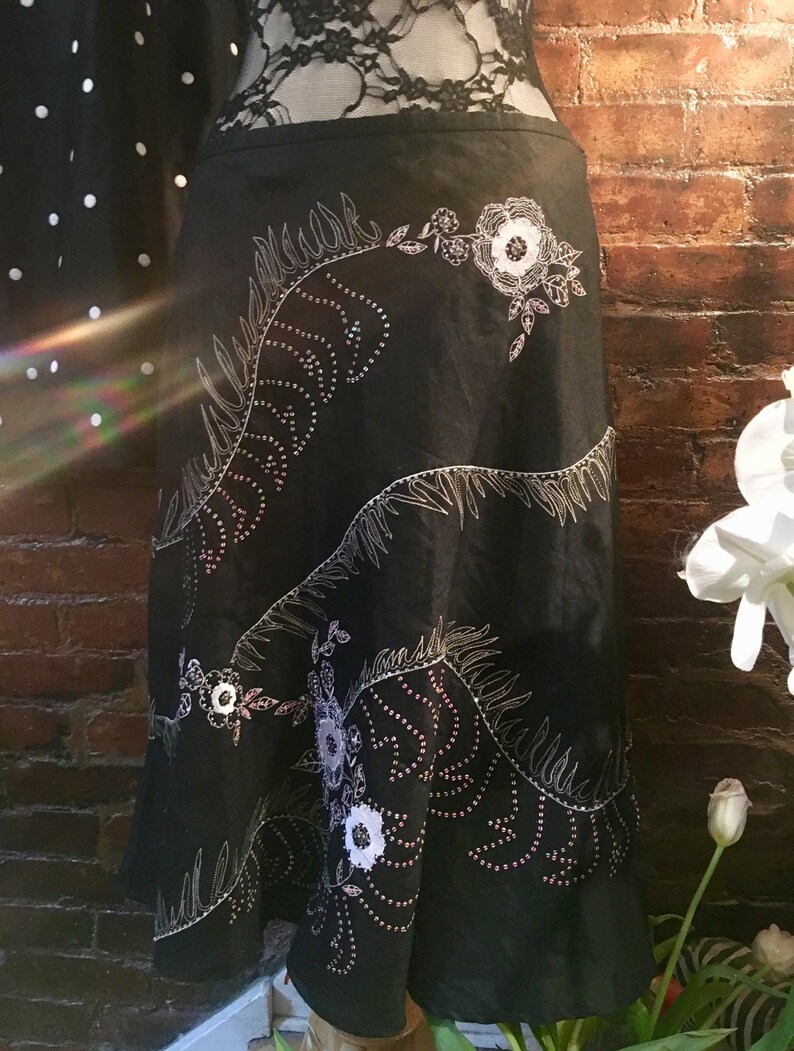 White Floral Embroidered Beaded Black Linen Frida Kahlo Style Vintage Skirt Size M