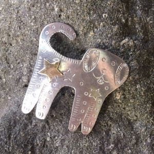 Vintage metallbrosch med hund: Silvertonade guldtonade stjärnor, folkkonst
