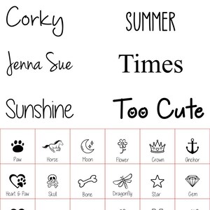 Op de afbeelding: Een grafiek met lettertype- en symboolkeuzes voor een gepersonaliseerd ontwerp. De lettertypen omvatten "Corky", "SUMMER", "Jenna Sue", "Times", "Sunshine" en "Too Cute". De symbolen omvatten een poot, een paard, een maan, een bloem, een kroon, een anker, een hart en een poot, een schedel, een bot, een libel, een ster, een edelsteen, een hart, bergen, een graat, een klavertjevier, een hoefijzer en een bij.