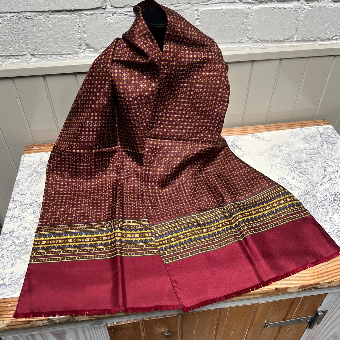 Vintage Silk Men’s Scarf Burgundy and Gold Geometric Design, foto 4 di 4