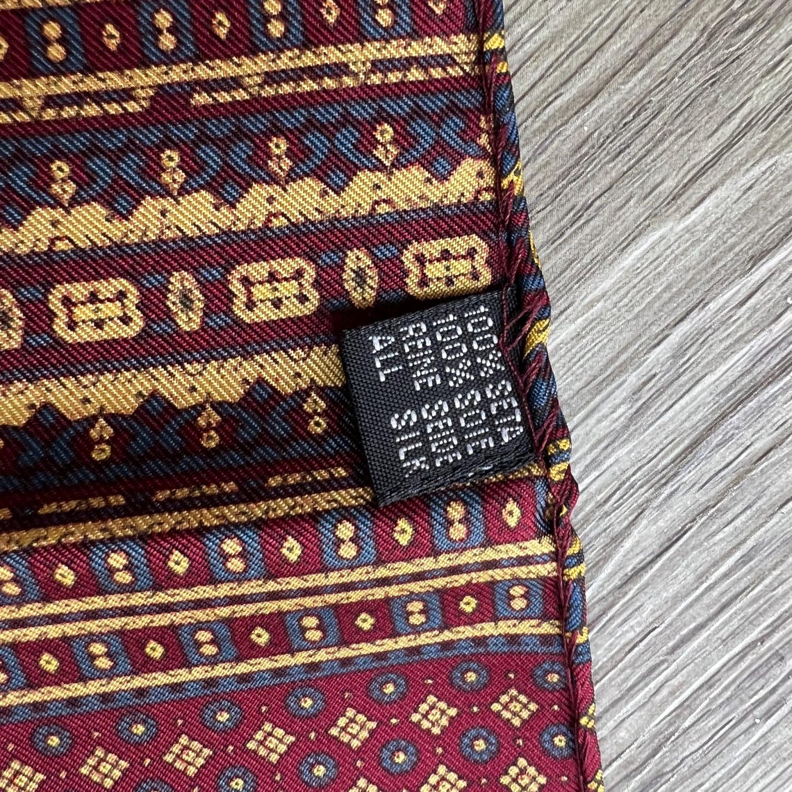 Vintage Silk Men’s Scarf Burgundy and Gold Geometric Design, foto 3 di 4