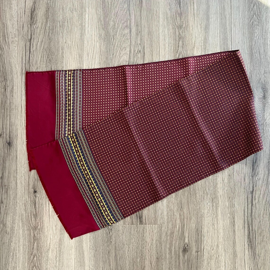 Vintage Silk Men’s Scarf Burgundy and Gold Geometric Design, foto 2 di 4