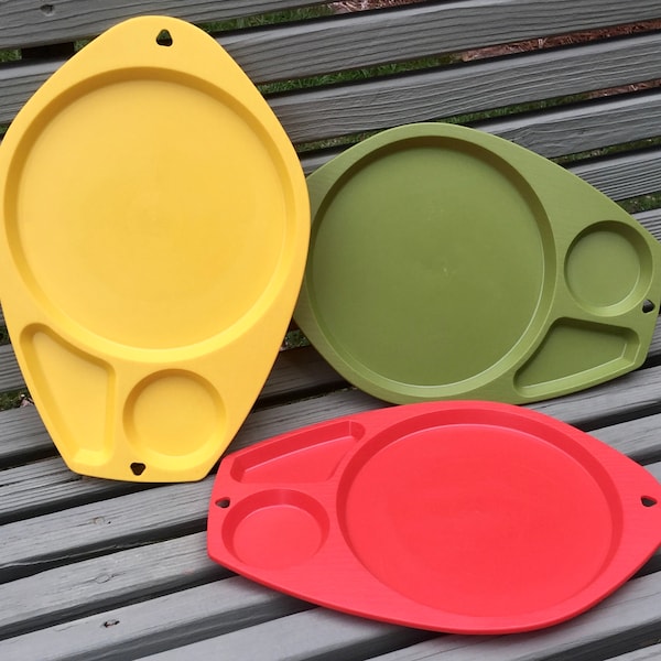 Retro Picnic Plates | Heavy-Duty Plastic Plates | Outdoor Dining | Poolside Dining | Kids' Plates | Mid Century Modern | SET OF THREE