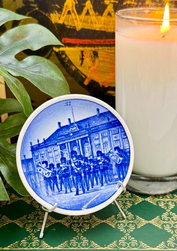 青*猫様 イギリス　アンティーク　ヴィクトリアン　ルビー＆シードパール　クラスタ Royal Copenhagen Vagtparade Collectible Mini Plate #69-2010 | Blue