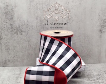 Puede incluir: Un rollo de cinta de cuadros negros y blancos con borde rojo. La cinta tiene 2,5 pulgadas de ancho y está hecha de cinta con alambre. La cinta es de d.stevens fine ribbons.