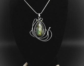 Pendentif elfique labradorite inox, "Passages Célestes: l' Éveil de la Terre", style féérique, bijou celtique, pendentif art nouveau