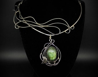 Collier elfique inox labradorite verte, "Passage Céleste: Rituels de Magie Verte", style féérique mystique, collier art nouveau, art celte