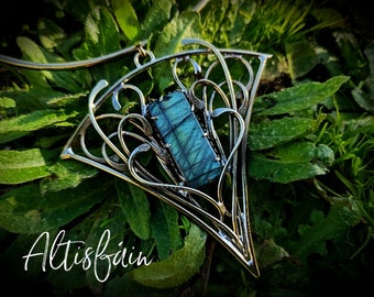 Pendentif doré elfique Labradorite laiton, "Passages Célestes: les portes d' Imladris", style féérique, bijou celtique, collier Art Nouveau