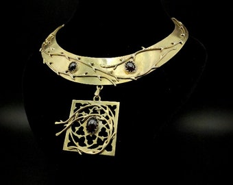 Collier laiton grenat, "Diabolique: Marie reine d' Écosse", style historique ,mariage elfique, collier doré fantastique, bijou reine