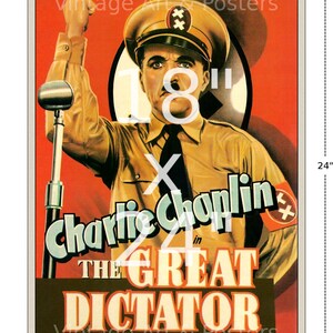 Op de afbeelding: Een vintage filmposter voor de film "De Grote Diktator" met Charlie Chaplin. De poster heeft een rode achtergrond met een groot beeld van Chaplin in militair uniform, met zijn vuist in de lucht. De poster is 45,7 cm breed en 61 cm hoog.