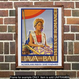 Peut inclure: Une affiche de voyage vintage faisant la publicité de Java et de Bali comme "Isles of Romance". L'affiche représente une femme en tenue traditionnelle assise sur un trône avec un parapluie coloré au-dessus de sa tête. Le texte "Netherlands Indian State Railways" est en bas.