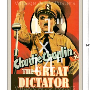 Op de afbeelding: Een vintage filmposter voor de film "De Grote Diktator" met Charlie Chaplin. De poster toont een kleurenbeeld van Chaplin in militair uniform, die een toespraak houdt met een microfoon. De poster is 28 cm breed en 36 cm hoog.