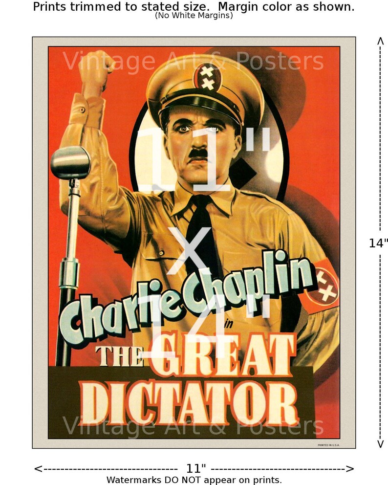 Op de afbeelding: Een vintage filmposter voor de film "De Grote Diktator" met Charlie Chaplin. De poster toont een kleurenbeeld van Chaplin in militair uniform, die een toespraak houdt met een microfoon. De poster is 28 cm breed en 36 cm hoog.