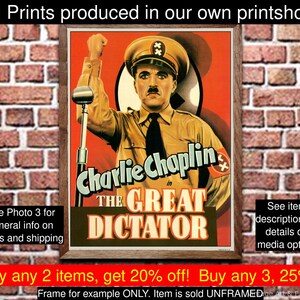 Op de afbeelding: Een vintage filmposter voor de film "De Grote Diktator" met Charlie Chaplin. De poster heeft een rood-wit-zwart kleurenschema met een close-up van Chaplin in militair uniform, zijn vuist in de lucht stekend. De tekst op de poster luidt "Charlie Chaplin in De Grote Diktator".