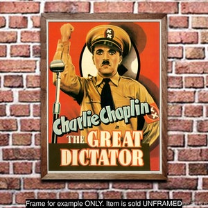 Op de afbeelding: Een vintage filmposter voor de film "De Grote Diktator" met Charlie Chaplin. De poster heeft een rode achtergrond met een zwarte hakenkruis en een portret van Chaplin in militair uniform, zijn rechterarm in de lucht stekend.