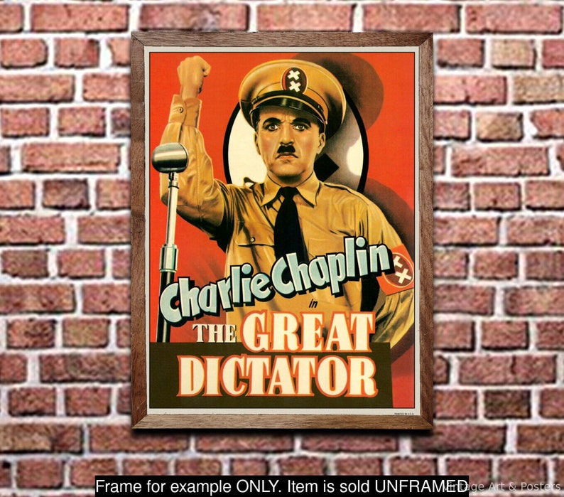 Op de afbeelding: Een vintage filmposter voor de film "De Grote Diktator" met Charlie Chaplin. De poster heeft een rode achtergrond met een zwarte hakenkruis en een portret van Chaplin in militair uniform, zijn rechterarm in de lucht stekend.