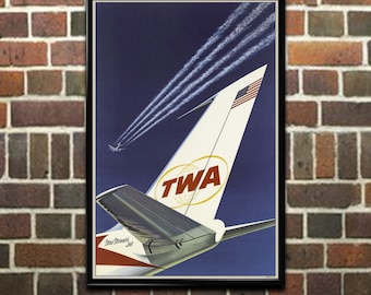 Può includere: Un poster vintage della compagnia aerea TWA che mostra un primo piano della coda di un aereo argentato e rosso con il logo TWA e le parole "Star Stream Jet". L'aereo vola contro un cielo blu con scie bianche.