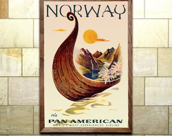 Może przedstawiać: Winietkowy plakat podróżny reklamujący podróż do Norwegii liniami lotniczymi Pan American Airlines. Plakat przedstawia stylizowane przedstawienie wikingowskiego statku płynącego przez malowniczy fiord z górami w tle. Tekst "NORWAY" jest wyświetlany dużą, pogrubioną czcionką u góry plakatu.