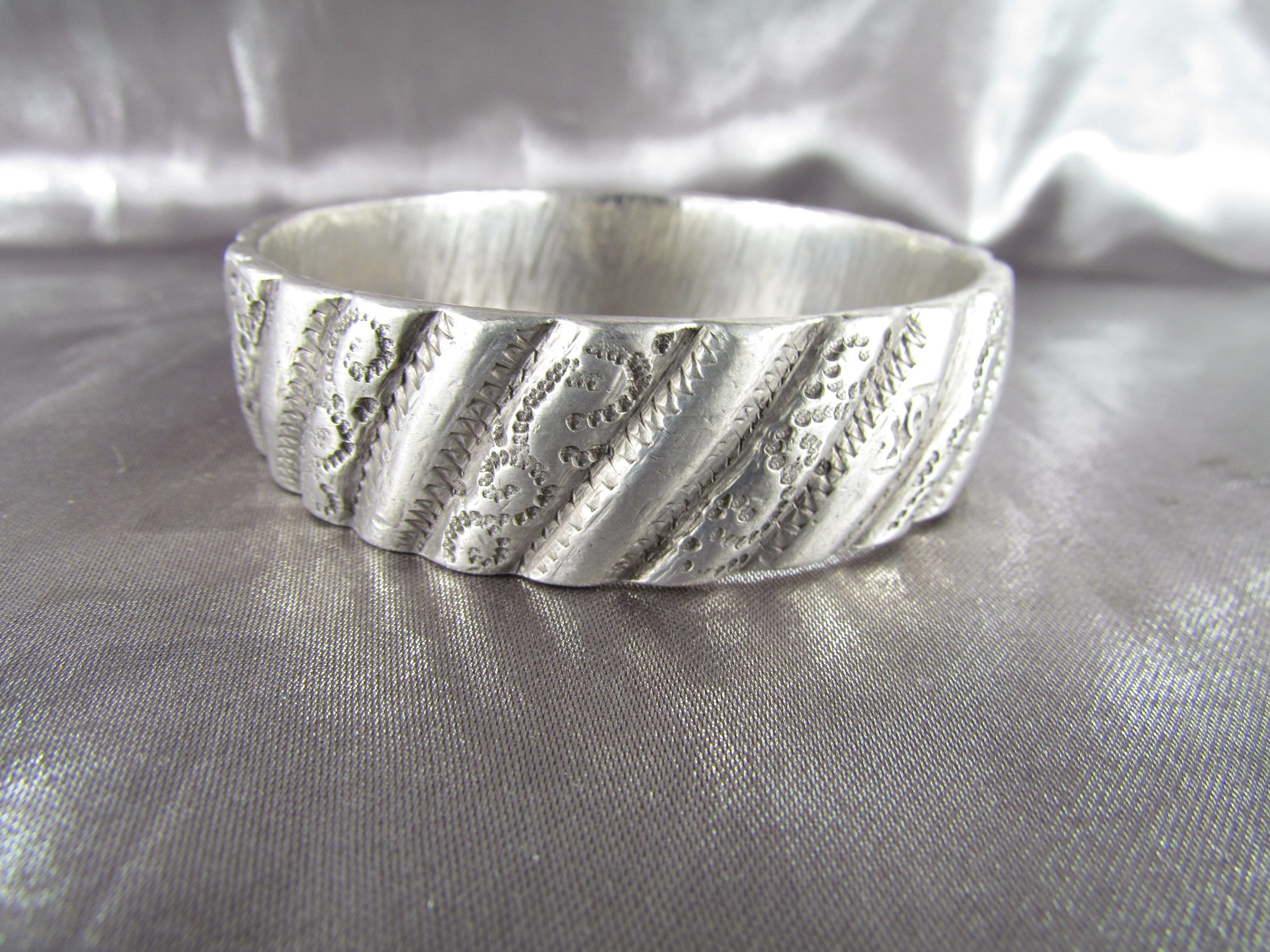 Bijoux marocains, vieux bracelet jonc large berbère