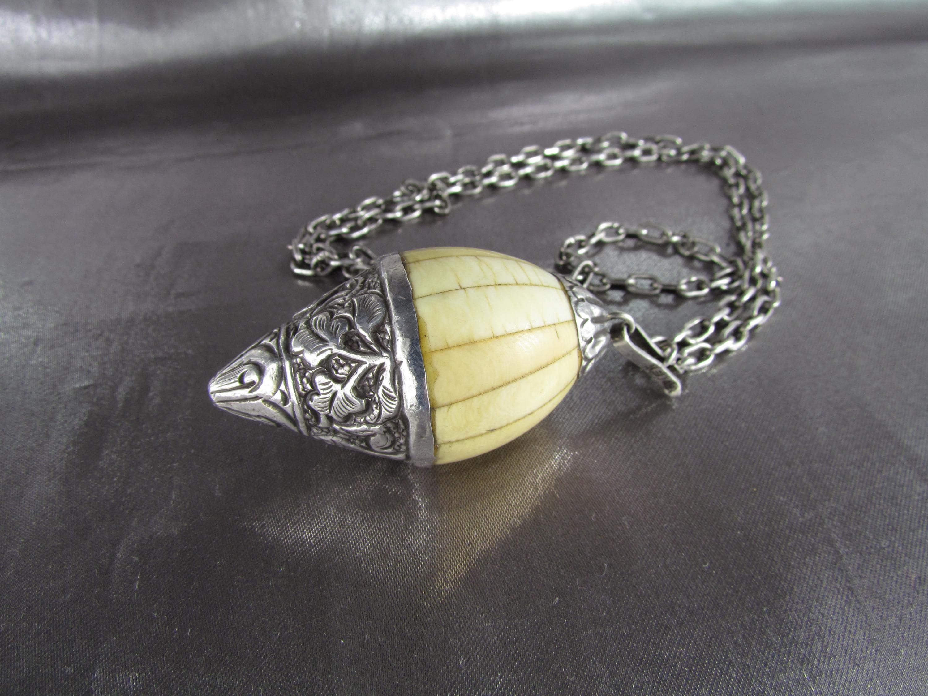 アンティークチベットシルバーネックレス、ラージシルバーコンク