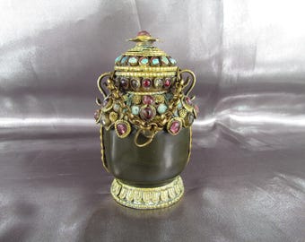 西蔵の純銅製チベット工芸品が宝石をちりばめた嗅ぎタバコ瓶を製作