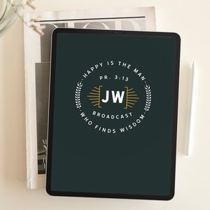 Peut inclure: Un écran de tablette numérique vert foncé avec un logo blanc et or qui dit "Happy is the man. PR. 3:13 JW Broadcast who finds wisdom."