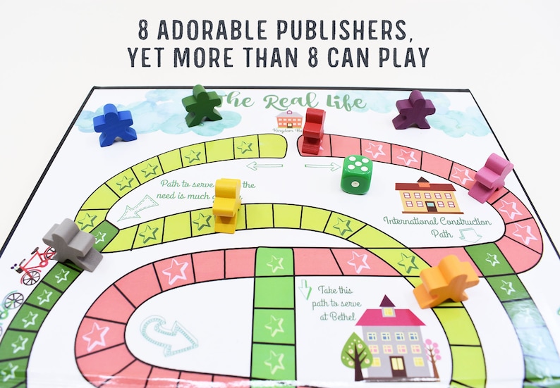 K&ouml;nnte beinhalten: Ein Brettspiel mit einem farbenfrohen Spielbrett und Spielfiguren. Das Brett hat einen Pfad mit Sternen und den Text "The Real Life" und "Path to serve need is much the". Es gibt auch zwei Geb&auml;ude auf dem Brett, eines mit dem Text "International Construction Path" und das andere mit dem Text "Take this path to serve at Bethel".