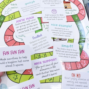K&ouml;nnte beinhalten: Nahaufnahme eines Brettspiels mit bunten Karten, die verschiedene Phrasen und Anweisungen enthalten. Die Karten liegen auf einem Spielbrett mit einem gewundenen Pfad und Sternen. Die Karten enthalten Phrasen wie "Fun Fun Fun", "Gutes Beispiel", "Clever" und "Oh nein".