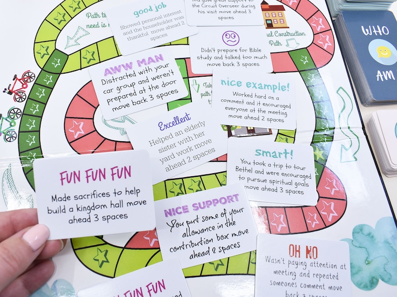 K&ouml;nnte beinhalten: Nahaufnahme eines Brettspiels mit bunten Karten, die verschiedene Phrasen und Anweisungen enthalten. Die Karten liegen auf einem Spielbrett mit einem gewundenen Pfad und Sternen. Die Karten enthalten Phrasen wie "Fun Fun Fun", "Gutes Beispiel", "Clever" und "Oh nein".