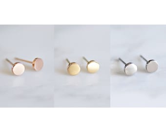 Cirkel oorbellen, gouden titanium oorbel, kleine stip hengsten, sierlijke ronde stud, Rose goud minimalistisch, titanium oorbellen, hypoallergeen