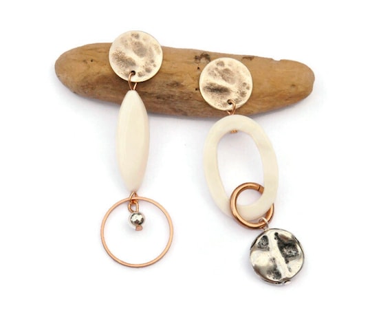 Boucles d'oreilles pendantes asymétriques, Boucles d'oreilles clip, Boucles d'oreilles dépareillées en nacre, Boucles d'oreilles tendance